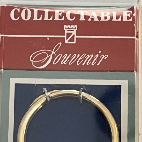 NWOT souvenir keychain in a plastic case.  Pennsylvania and a gold tone cannon. - Picture 5 of 9